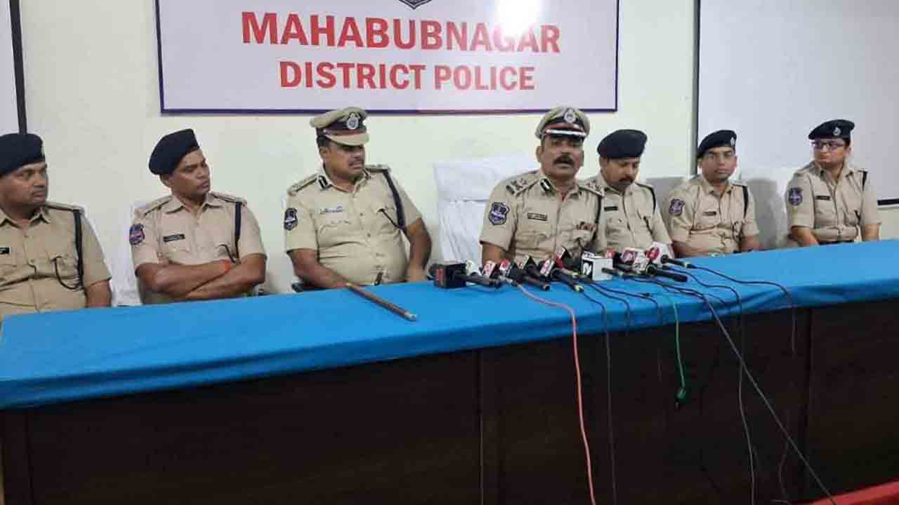 రైతులకు సంకెళ్లు వేయడం దురదృష్టకరం