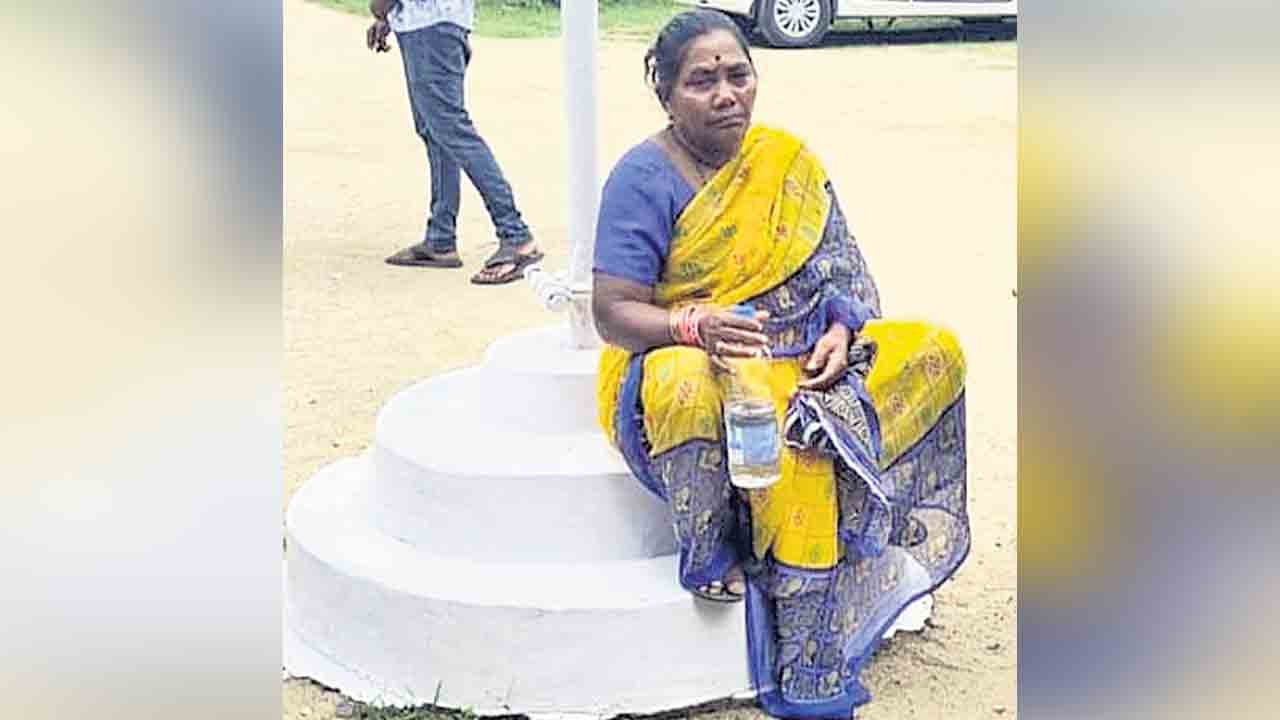 ‘డబుల్‌ బెడ్‌ రూం’లో పేరు తొలగించారని..