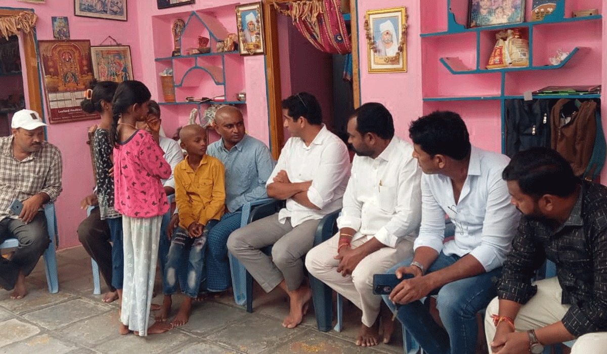 MLA Kalvakuntla Sanjay | బాధిత కుటుంబానికి కోరుట్ల ఎమ్మెల్యే కల్వకుంట్ల సంజయ్ పరామర్శ