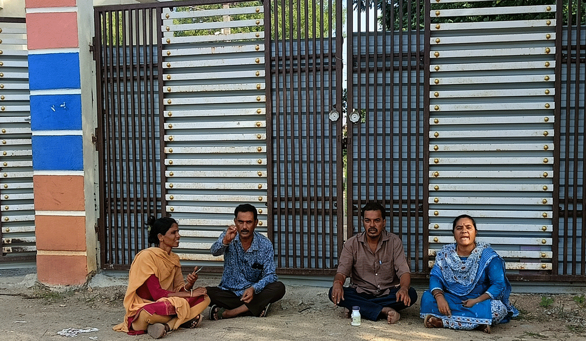 EMRS | ఈఎంఆర్‌ఎస్ ల తొలగింపుపై గడ్డిమందు డబ్బాతో బాధితుల నిరసన