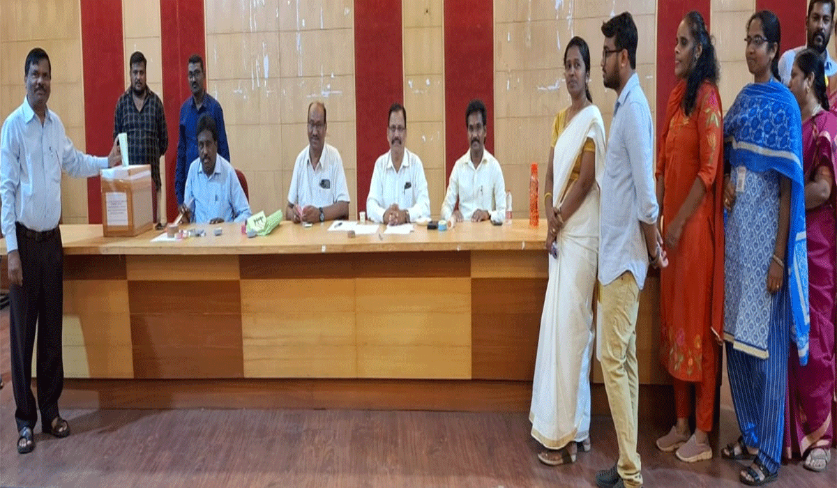 Peaceful elections | కేయూలో ప్రశాంతంగా బోధనేతర ఉద్యోగుల ఎన్నికలు