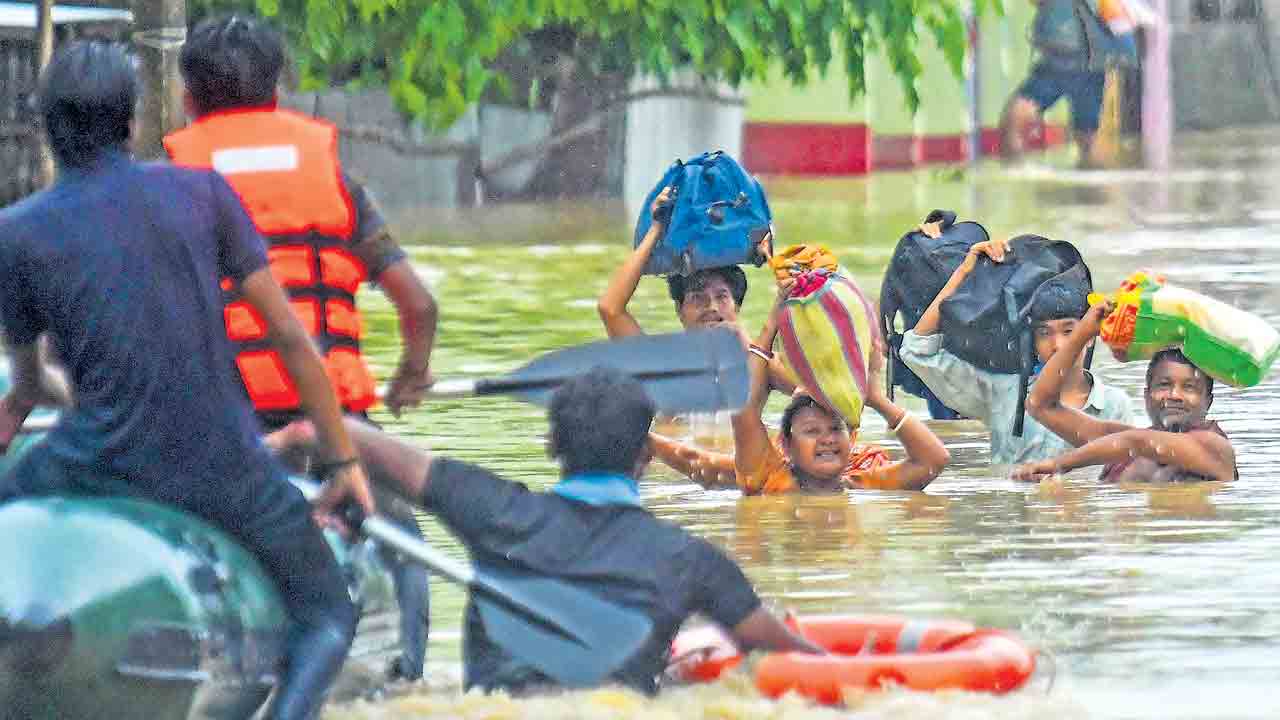 ఢిల్లీలో మురికివాడలపైకి బుల్డోజర్లు