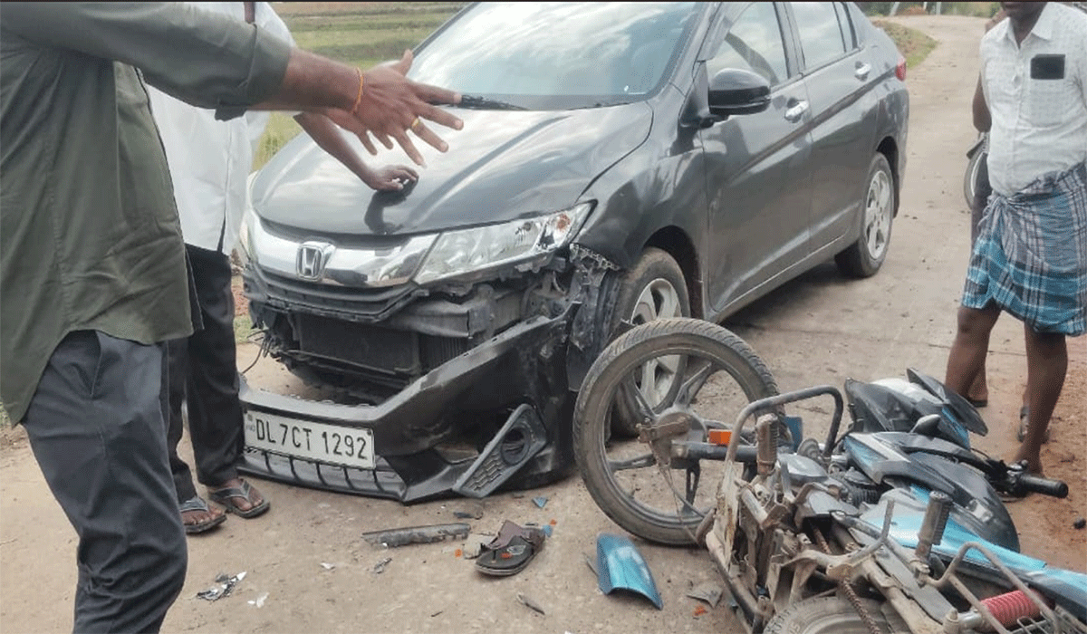 Accident  | మచ్చుపేటలో కారు, బైక్ డీ ఒకరికీ గాయాలు