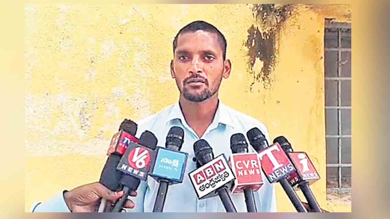 Chanduru | రైతుపై రాక్షసంగా ఎస్సై దాడి! న్యాయం కోసం వచ్చిన అన్నదాతపై పిడిగుద్దుల వర్షం..