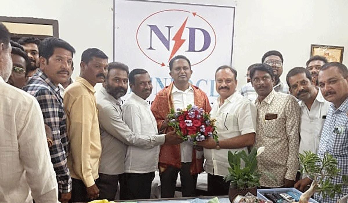 Jagityal | జగిత్యాల నూతన ఎస్ఈని సన్మానించిన ఉద్యోగులు