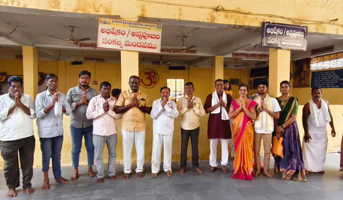 Vemulawada | ఉద్యమ కళాకారుల హామీలు నెరవేర్చాలని రాజన్న సన్నిధానంలో పూజలు