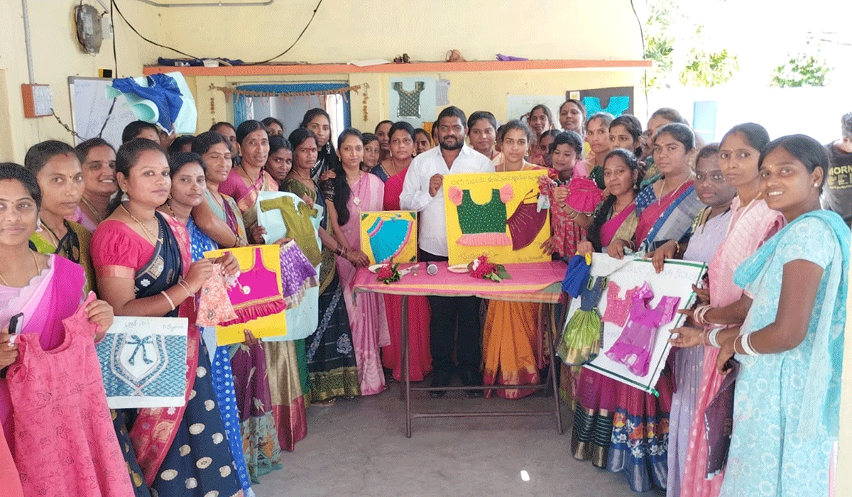 Training camp | మహిళలు ఆర్థికంగా అభివృద్ధి చెందాలనే ఉచిత కుట్టు శిక్షణ శిబిరం.. రాణి రుద్రమ దేవి కుట్టు శిక్షణ కేంద్ర నిర్వాహకులు కటుకు ప్రవీణ్