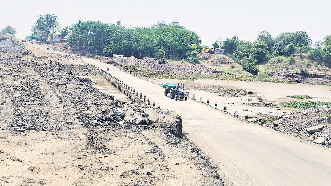 నిలిచిన నీరు.. రాకపోకలు బంద్‌