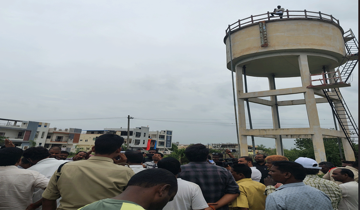 Karimnagar | కరీంనగర్‌లో రోడ్డు కబ్జా చేశారని వాటర్ ట్యాంక్ ఎక్కి బాధితుడి నిరసన