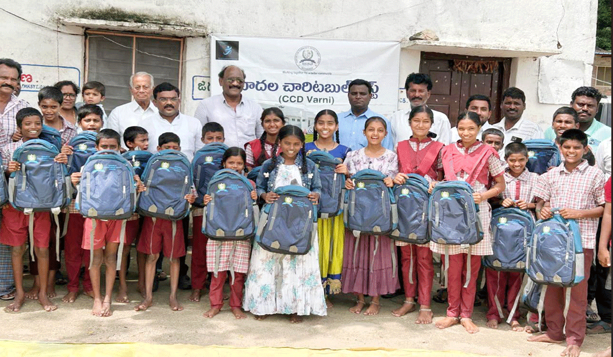 Bags Distribution | మాదల చారిటబుల్ ట్రస్ట్ ఆధ్వర్యంలో బ్యాగుల పంపిణీ