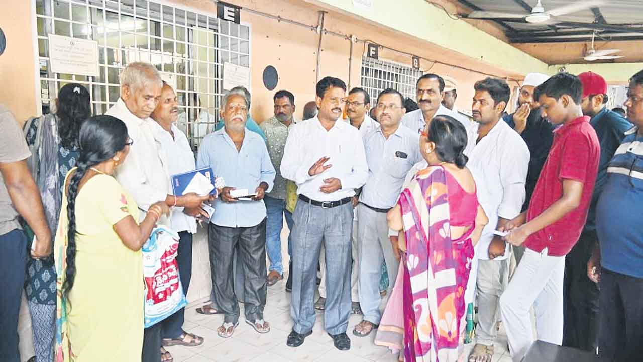 సింగరేణి దవాఖానలో జీఎం ఆకస్మిక తనిఖీ