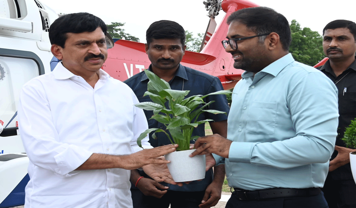 Ministers Sridhar Babu, Srinivas Reddy | మంత్రులు శ్రీధర్ బాబు, శ్రీనివాస్ రెడ్డిలకు పెద్దపల్లి కలెక్టర్ ఘన స్వాగతం