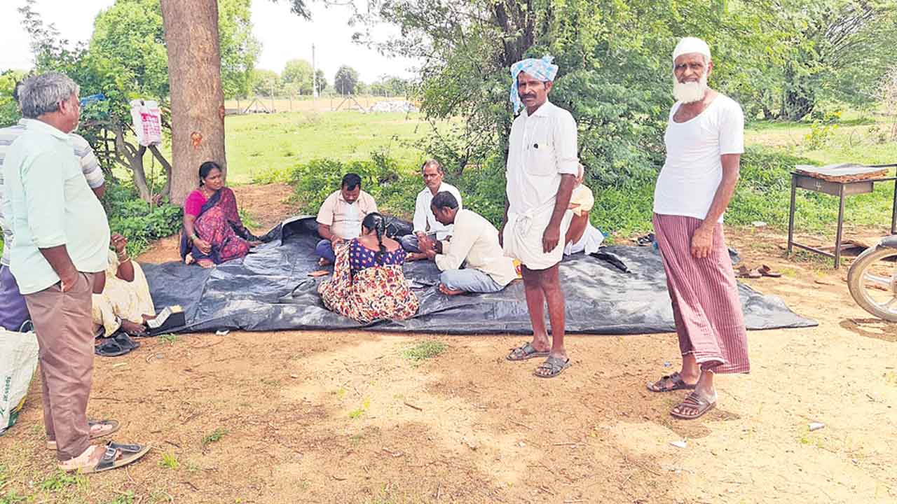 నిర్వాహకుల మాయాజాలం