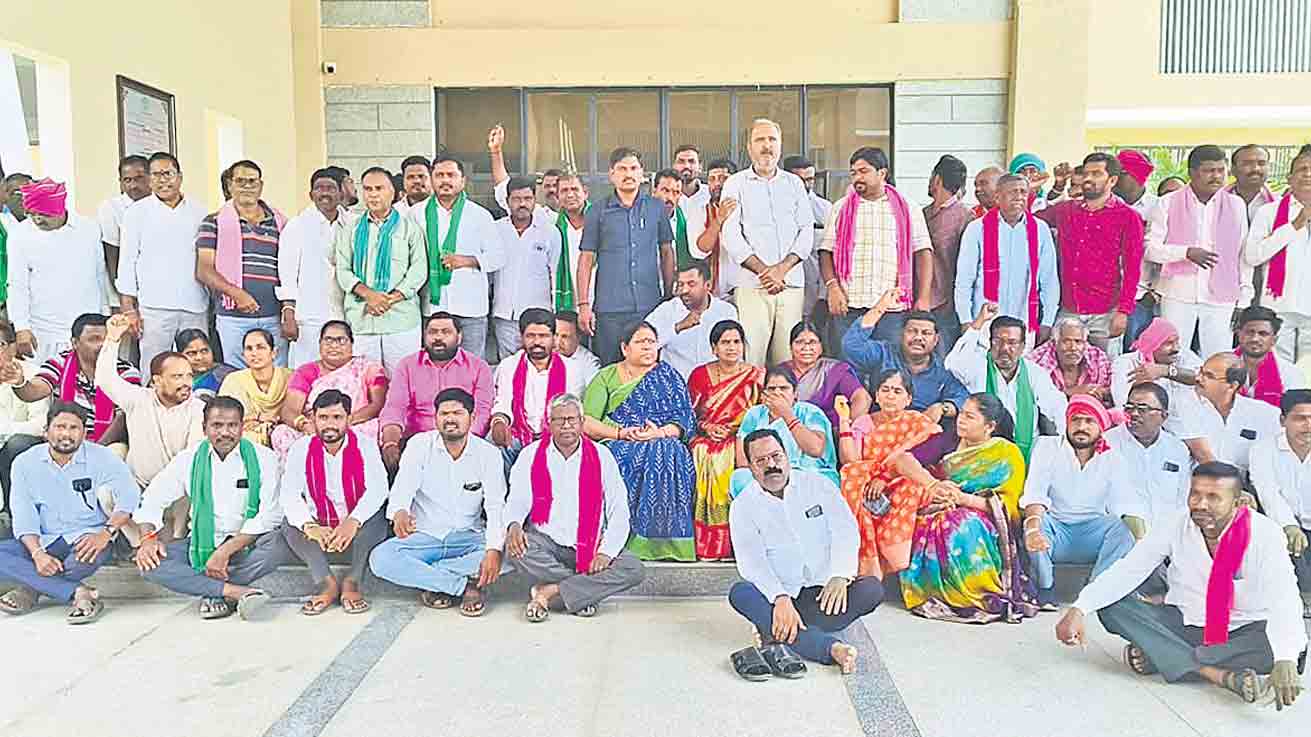 అధికారులు ప్రొటోకాల్‌ పాటించరా?