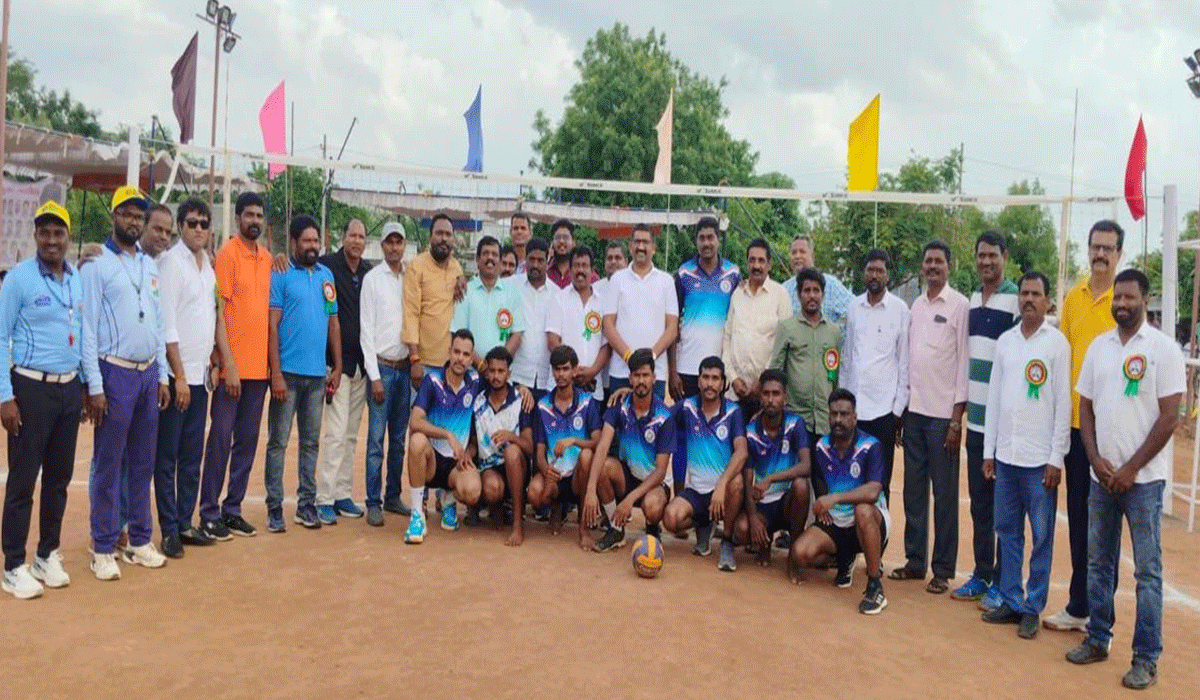 IAS Parikipandla Narahari | గ్రామీణ క్రీడాకారులను గుర్తించేందుకే వాలీబాల్ పోటీలు నిర్వహిస్తున్నాం.. ఐఏఎస్ పరికిపండ్ల నరహరి