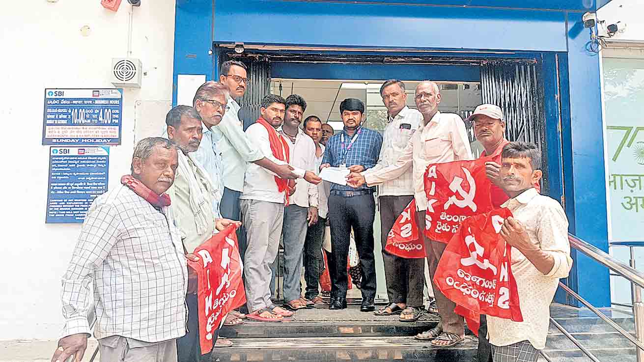 పంట రుణాలు మంజూరు చేయాలి