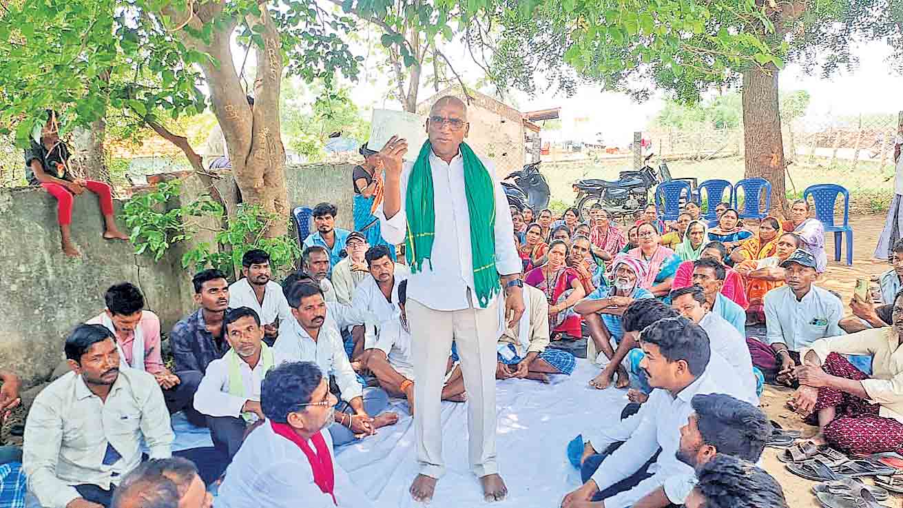 కేసీఆర్‌ పట్టాలిస్తే.. రేవంత్‌ లాక్కుంటున్నడు