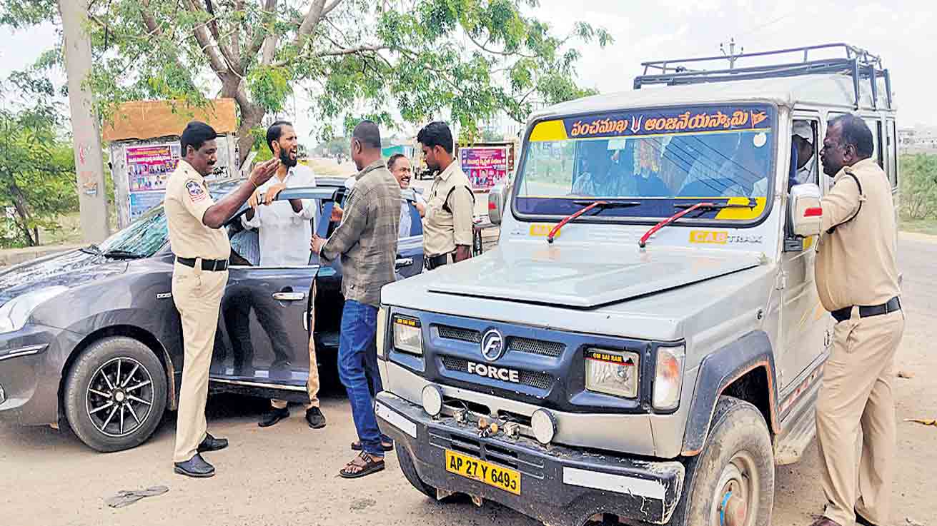 పరామర్శకు వెళ్తున్న అఖిలపక్ష నేతల అరెస్ట్‌