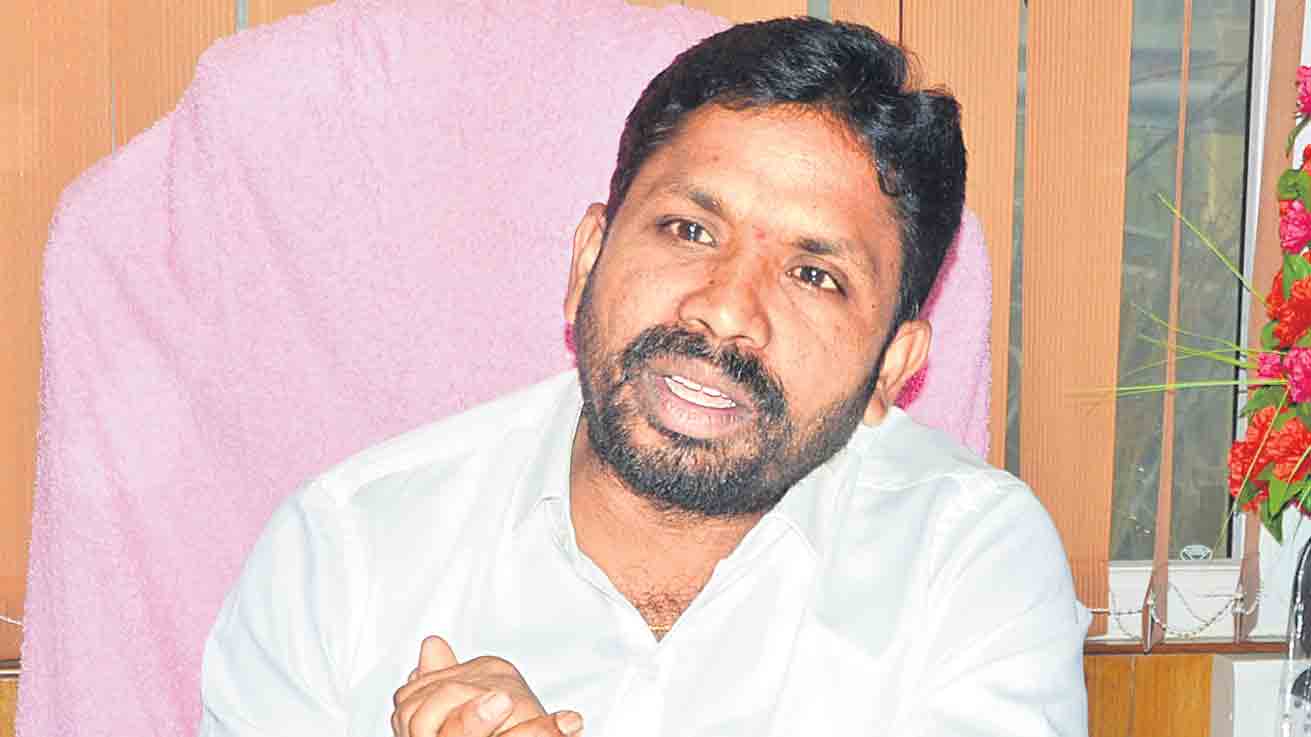 హరీశ్‌ను విమర్శించే స్థాయి సంపత్‌కు లేదు