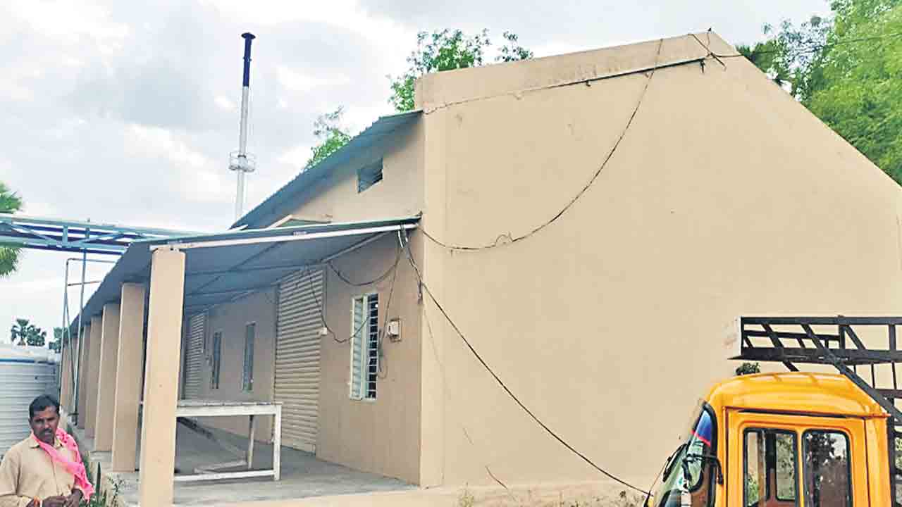 నీరా కేంద్రంపై నీలినీడలు