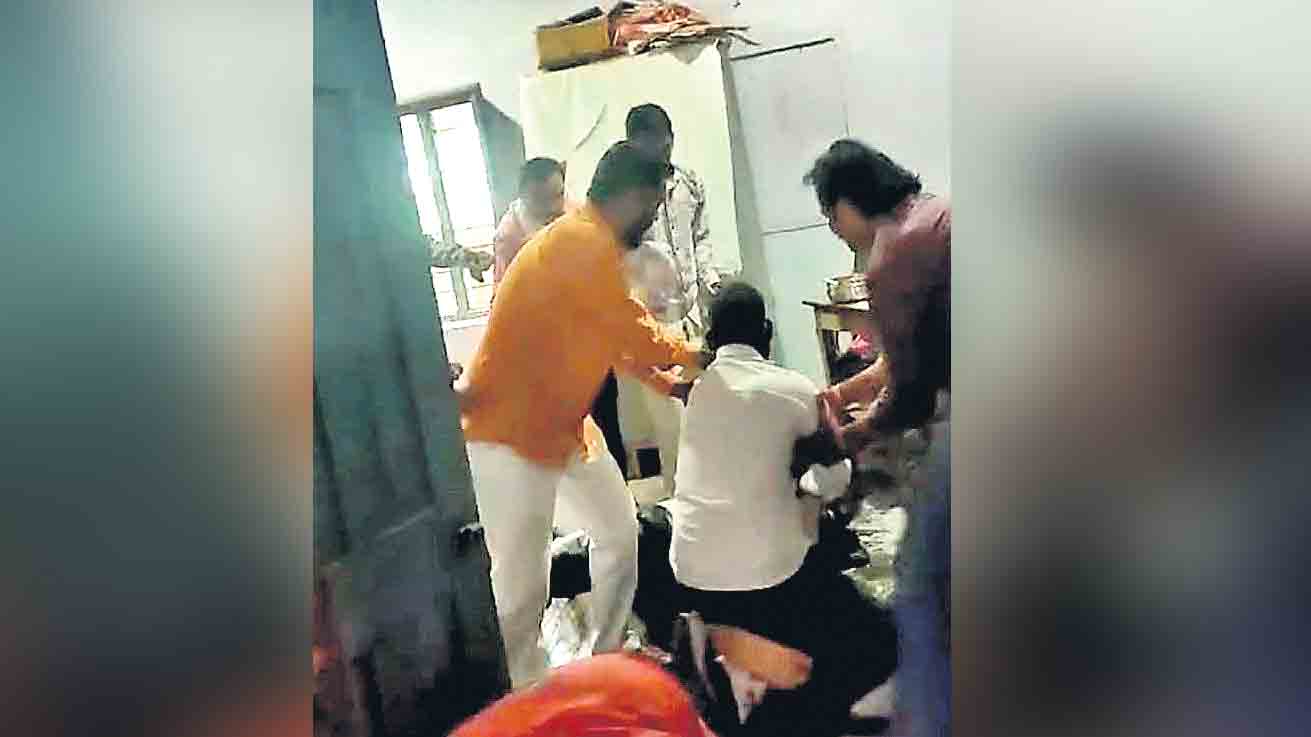 భూభారతి సదస్సులో రైతుల ఘర్షణ