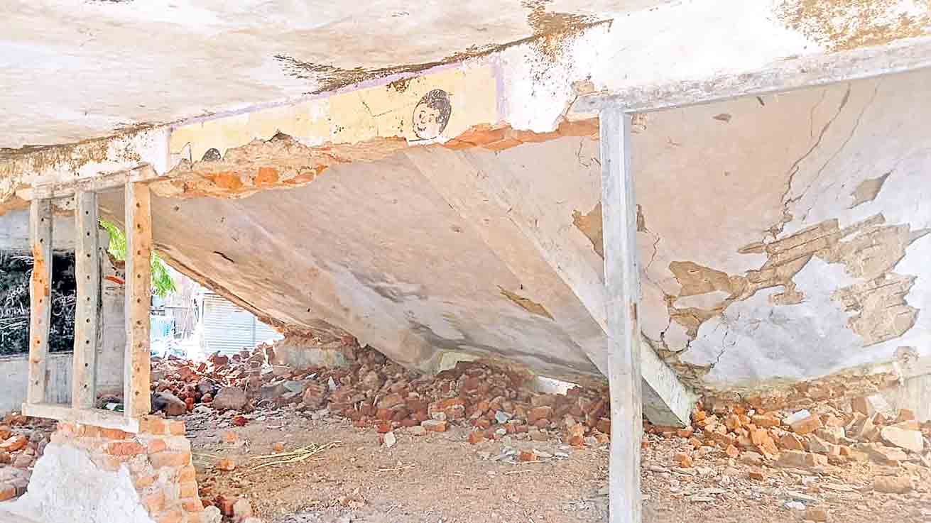 పాఠశాల భవనంకూలి నలుగురు విద్యార్థులకు గాయాలు