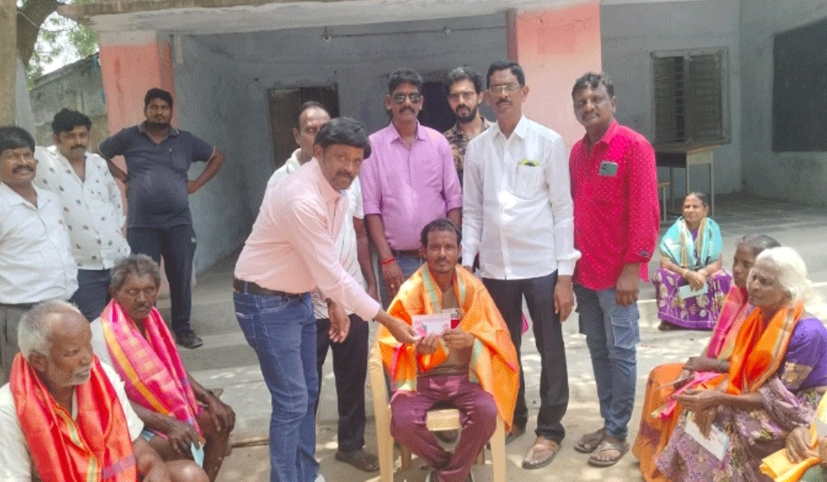 Godavarikhani | రెల్లి కార్మికులను కీర్తించిన యూట్యూబ్ స్టార్ అశోక్ వేముల