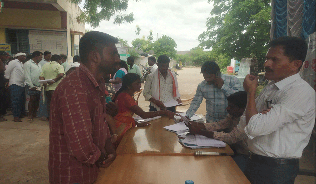 Land issues | రెవెన్యూ సదస్సుల ద్వారా భూముల సమస్యలు పరిష్కరించుకోవాలి.. పెద్దపల్లి తహసీల్దార్ దండిగ రాజయ్య యాదవ్