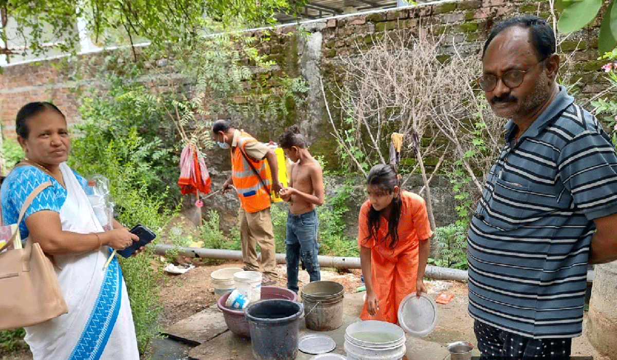 Oil balls | ఆయిల్ బాల్స్ తో దోమల నివారణ.. సానిటరీ ఇన్స్పెక్టర్ మహేశ్వర్ రెడ్డి