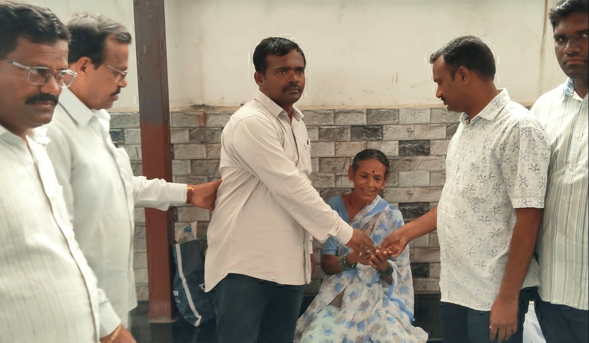 Road accident | రోడ్డు ప్రమాదంలో ఇద్దరికి గాయాలు.. వీఆర్‌ఏ పరిస్థితి విషమం