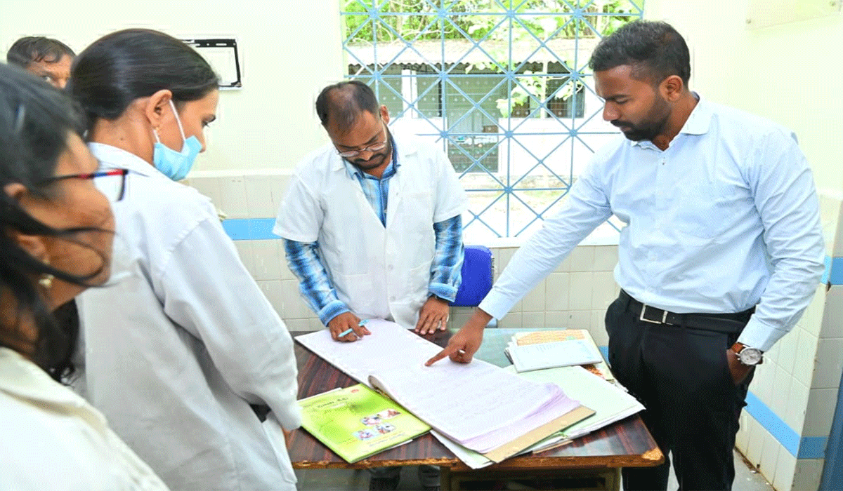 Medical staff | సమయ పాలన పాటిస్తూ ప్రజలకు మెరుగైన వైద్య సేవలు అందించాలి.. జగిత్యాల కలెక్టర్ సత్య ప్రసాద్