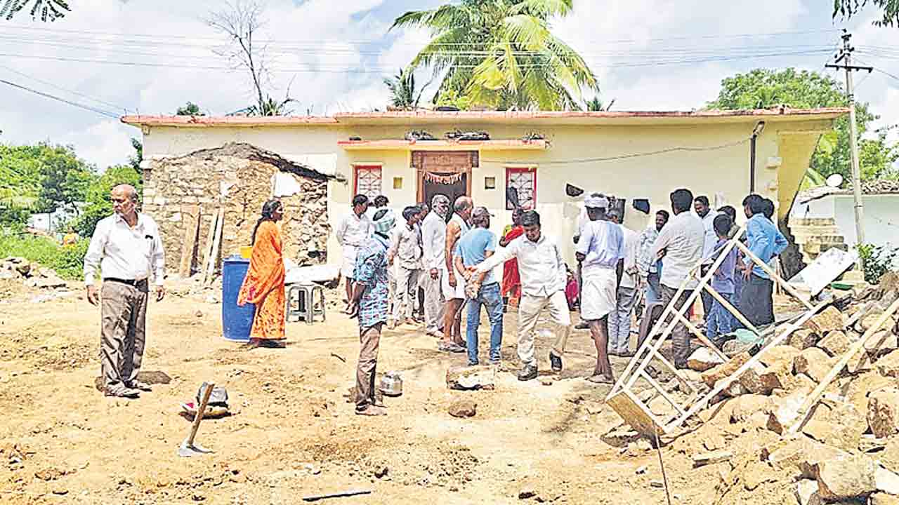 అనర్హులకు ఇండ్ల మంజూరా..?