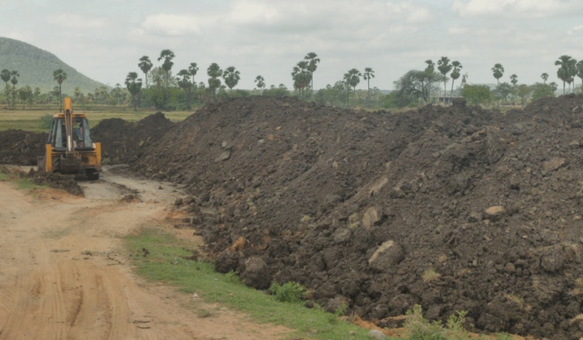 ponds| సెలవుల్లో చెరువులను చెరపడుతున్న మట్టి మాఫియా.. చోద్యం చూస్తున్న అధికారులు
