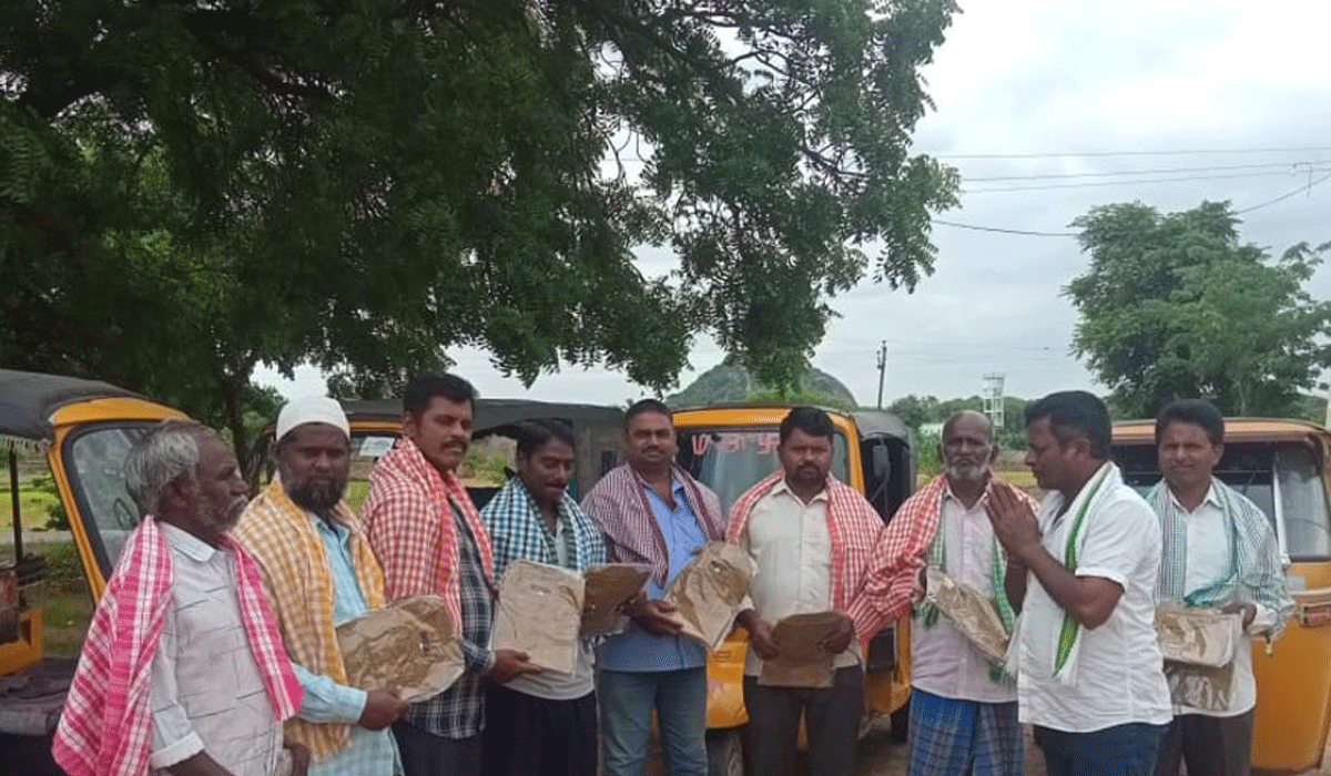 Auto drivers | ఆటో డ్రైవర్లను ప్రభుత్వం ఆదుకోవాలి.. కాంగ్రెస్ నాయకుడు గుస్కుల సదయ్య