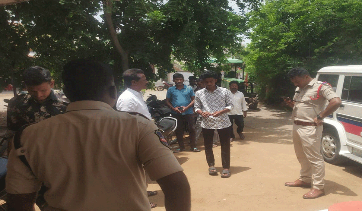 Peddapally | దొంగల పట్ల ప్రజలు అప్రమత్తంగా ఉండాలి.. పెద్దపల్లి రూరల్ ఎస్సై బీ మల్లేష్