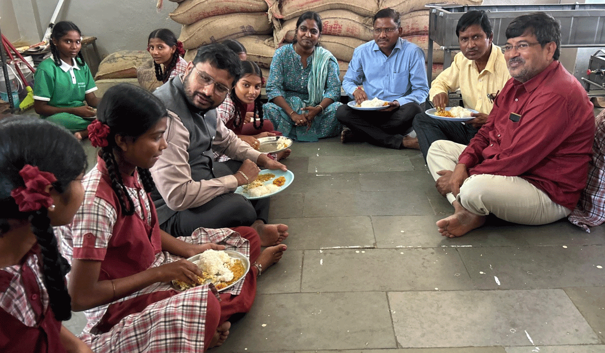 Jangaon | బండ్లగూడెం కస్తూర్బా విద్యార్థులతో కలిసి భోజనం చేసిన జనగామ కలెక్టర్