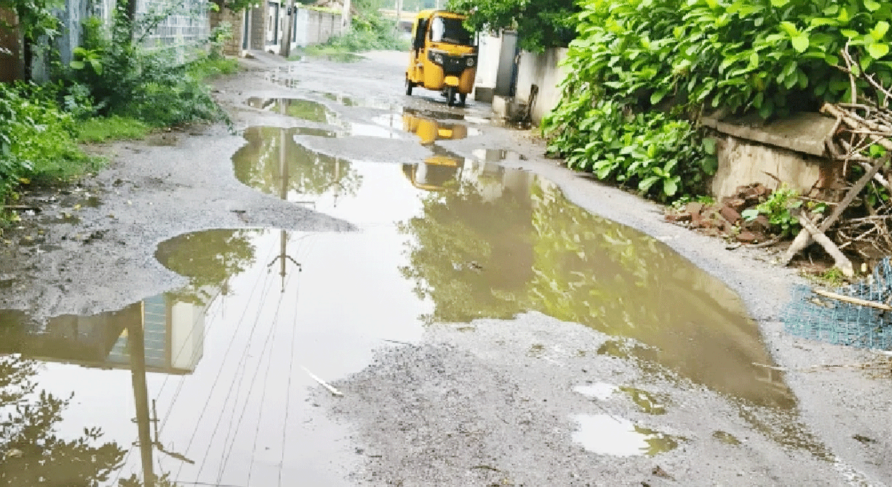 Poor quality | నాణ్యత లోపం… చిరు వానకే గుంతల మయం