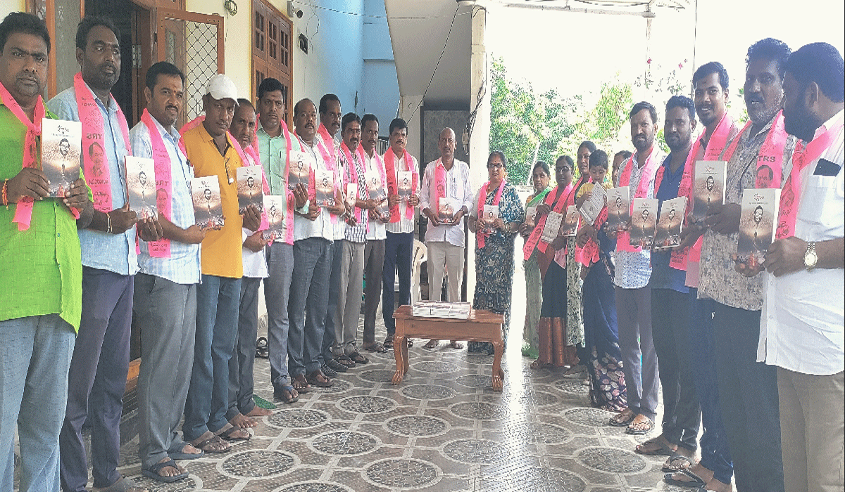 Book launch | వెల్గ­టూర్‌లో ‘కొప్పుల జీవిత చరిత్ర- మహా ప్రస్థానం’ పుస్త­కా­వి­ష్క­రణ