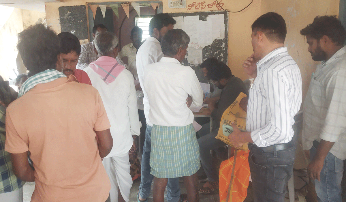 Revenue conferences | భూముల సమస్యలను పరిష్కరించేందుకే రెవెన్యూ సదస్సులు..  జిల్లా అదనపు కలెక్టర్ దాసరి వేణు