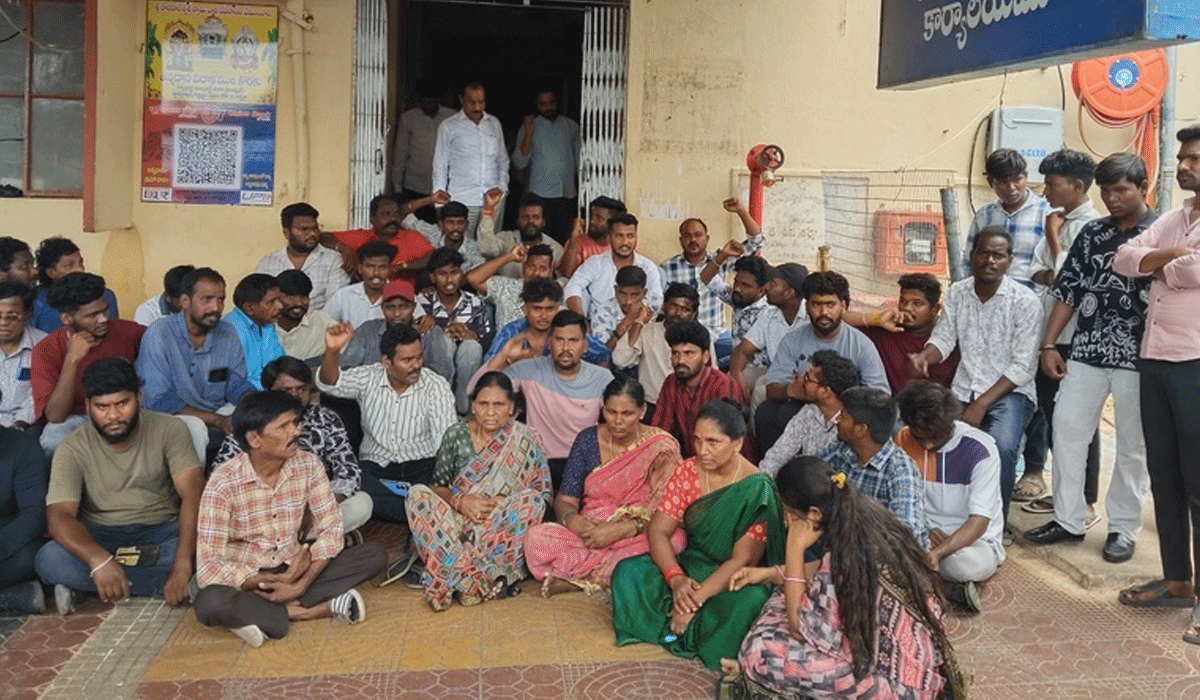 Rajanna temple | ఆలయ అధికారుల వేధింపులతోనే నా కొడుకు మృతి.. మీడియాతో ఓంకార్ తల్లి లక్ష్మి ఆరోపణ