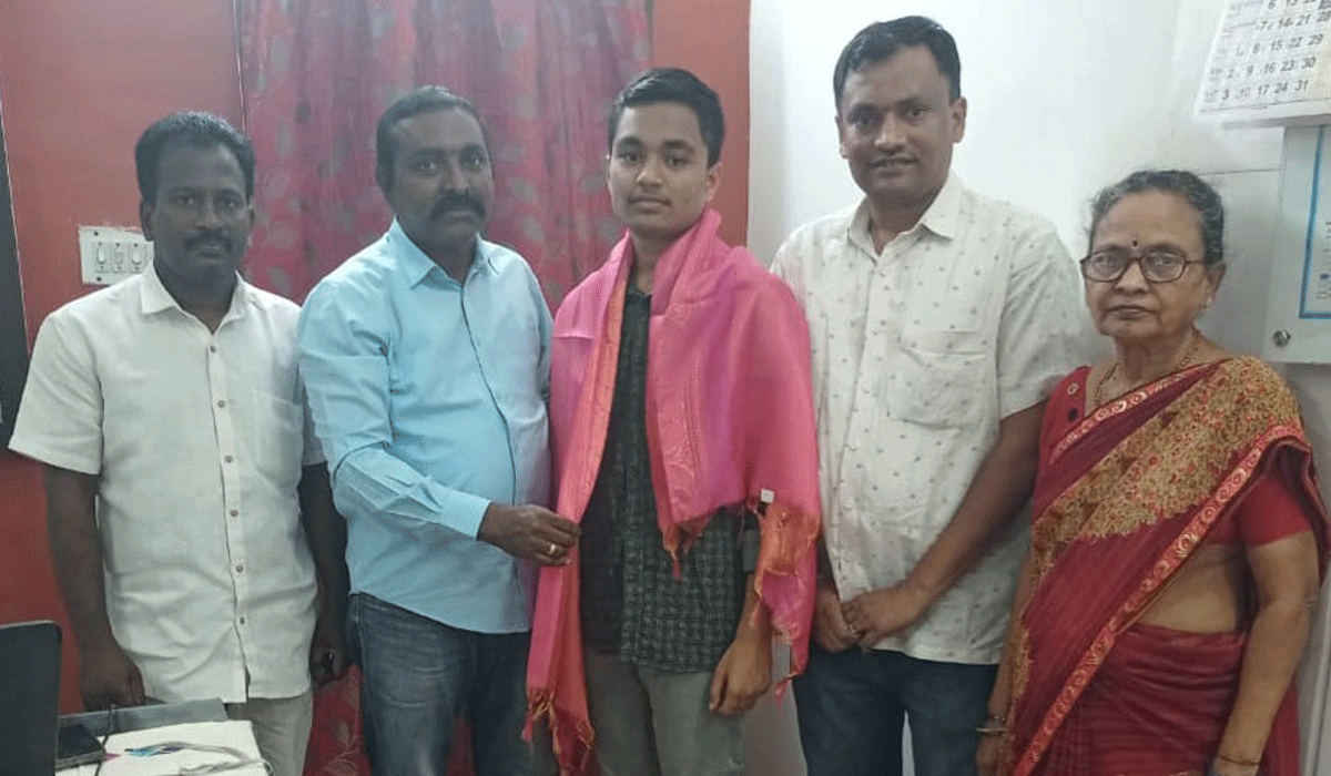 IIT seat | ఐఐటీలో సీటు సాధించడం అభినందనీయం.. తహసీల్దార్ రమేష్ గౌడ్, ఎస్సై రాజు