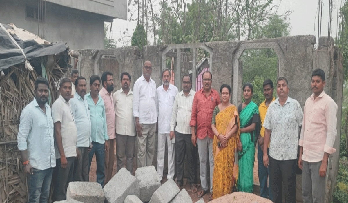 Red Cross Society | నిరుపేద దళిత కుటుంబానికి అండగా రెడ్ క్రాస్ సొసైటీ.. గృహ నిర్మాణానికి ఆర్థిక చేయూత