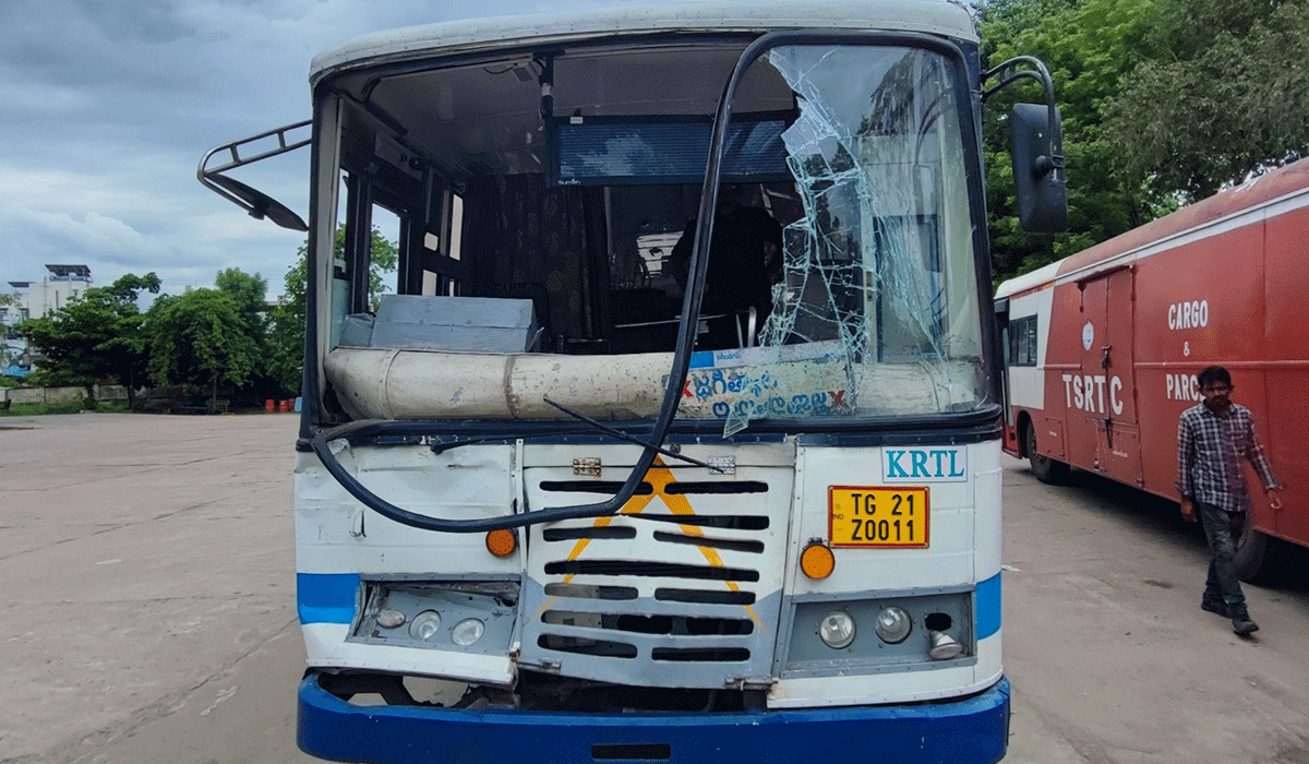 Bus Accident | కోరుట్లలో లారీని ఢీకొన్న ఆర్టీసీ బస్సు.. పదిమందికి గాయాలు