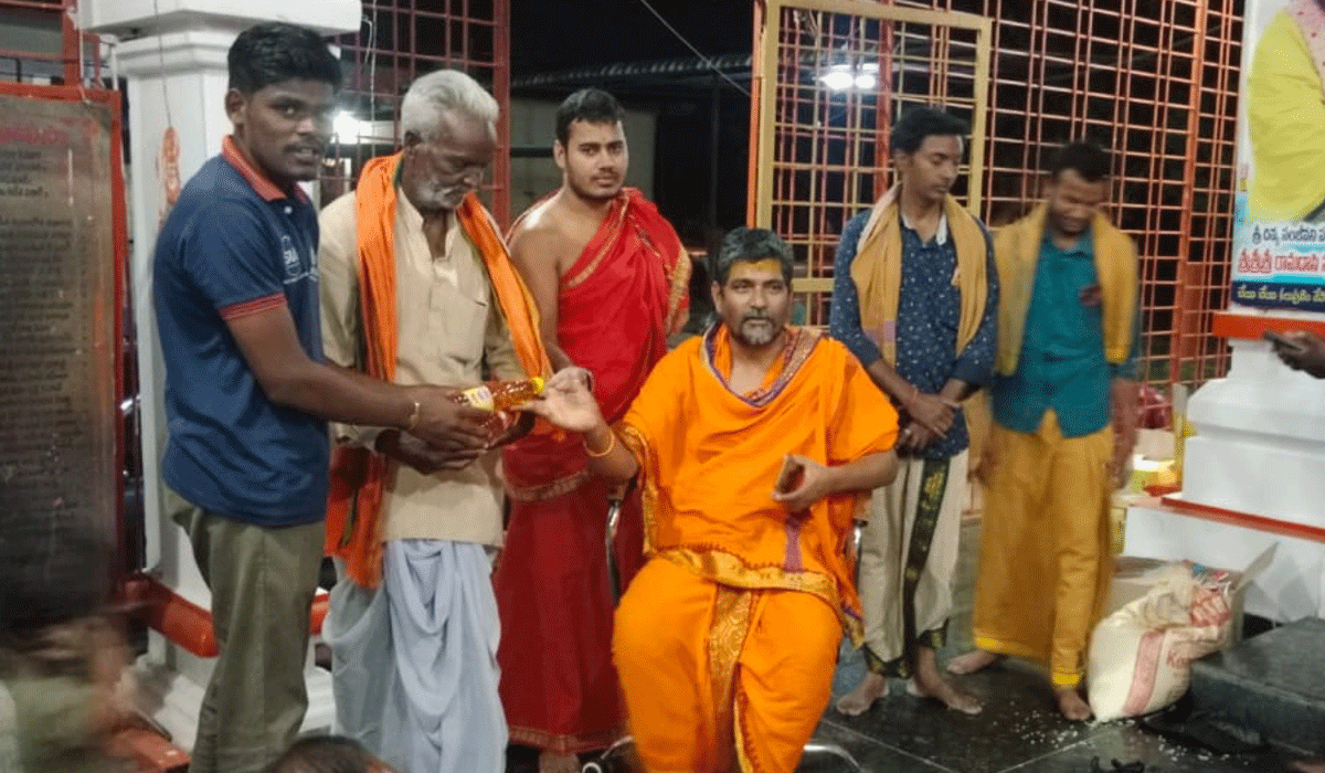 Chilkur Shiva Temple |ఆలయాల్లో నిత్య దీపారాధన జరిపించాలి.. చిలుకూరు శివాలయం ప్రధాన అర్చకులు సురేష్ ఆత్మరాం మహారాజ్