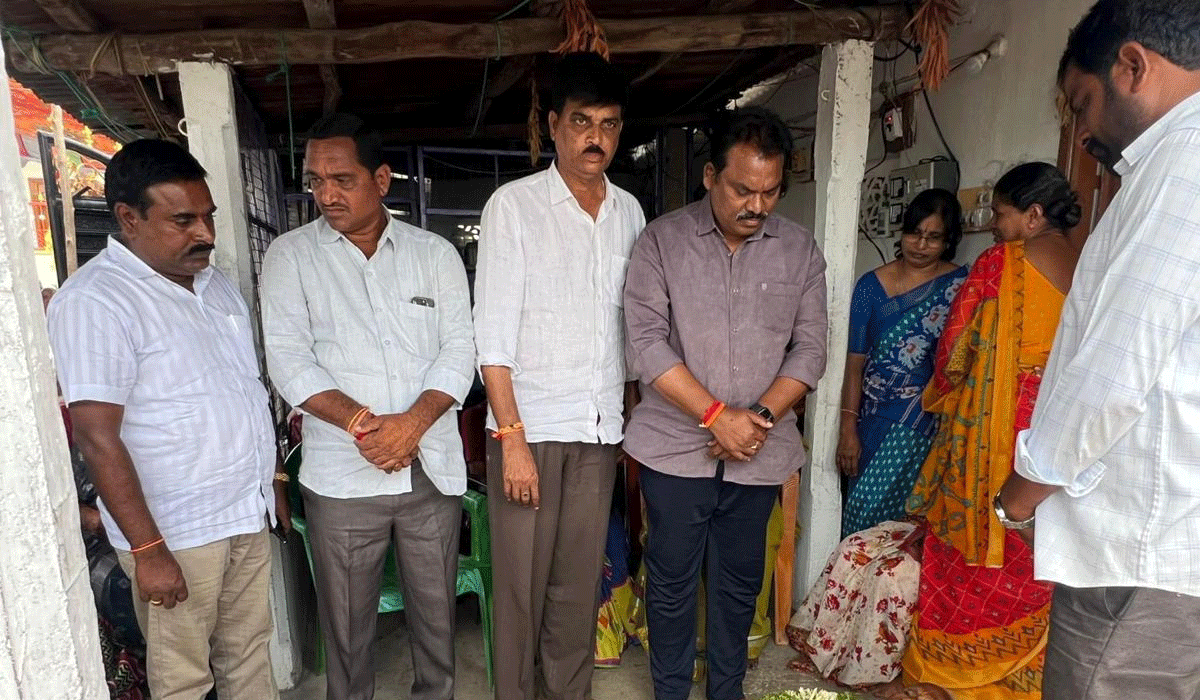 Sunke Ravi Shankar | రిటైర్డ్ ఉపాధ్యాయునికి నివాళులర్పించిన మాజీ ఎమ్మెల్యే సుంకే రవిశంకర్