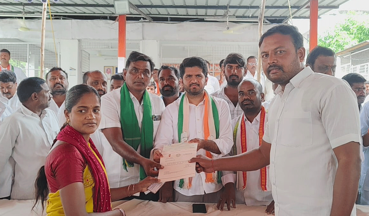 CMRF cheques | సీఎంఆర్ఎఫ్ చెక్కుల ద్వారా పేదలకు లబ్ధి.. కాంగ్రెస్ పార్టీ హుజురాబాద్ నియోజకవర్గం ఇన్‌చార్జి ఒడితల ప్రణవ్