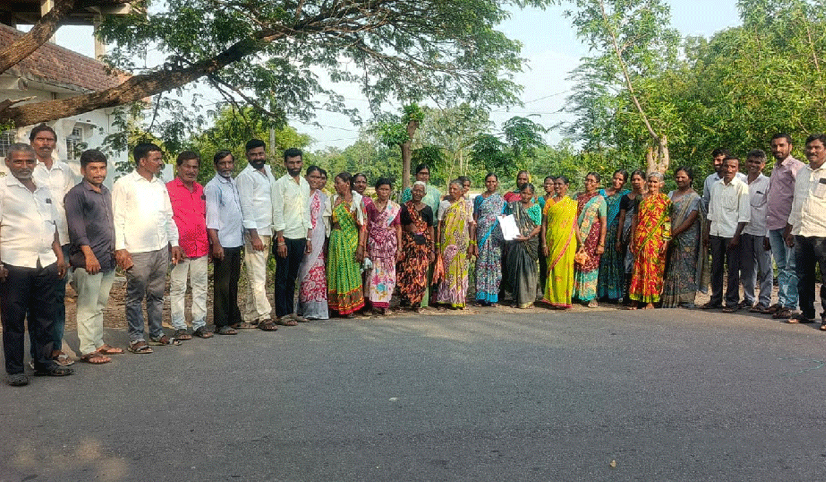 Sand tractors | చింతలపల్లి నుండి ఇసుక ట్రాక్టర్లు నడుపొద్దని గ్రామస్తుల ఆందోళన