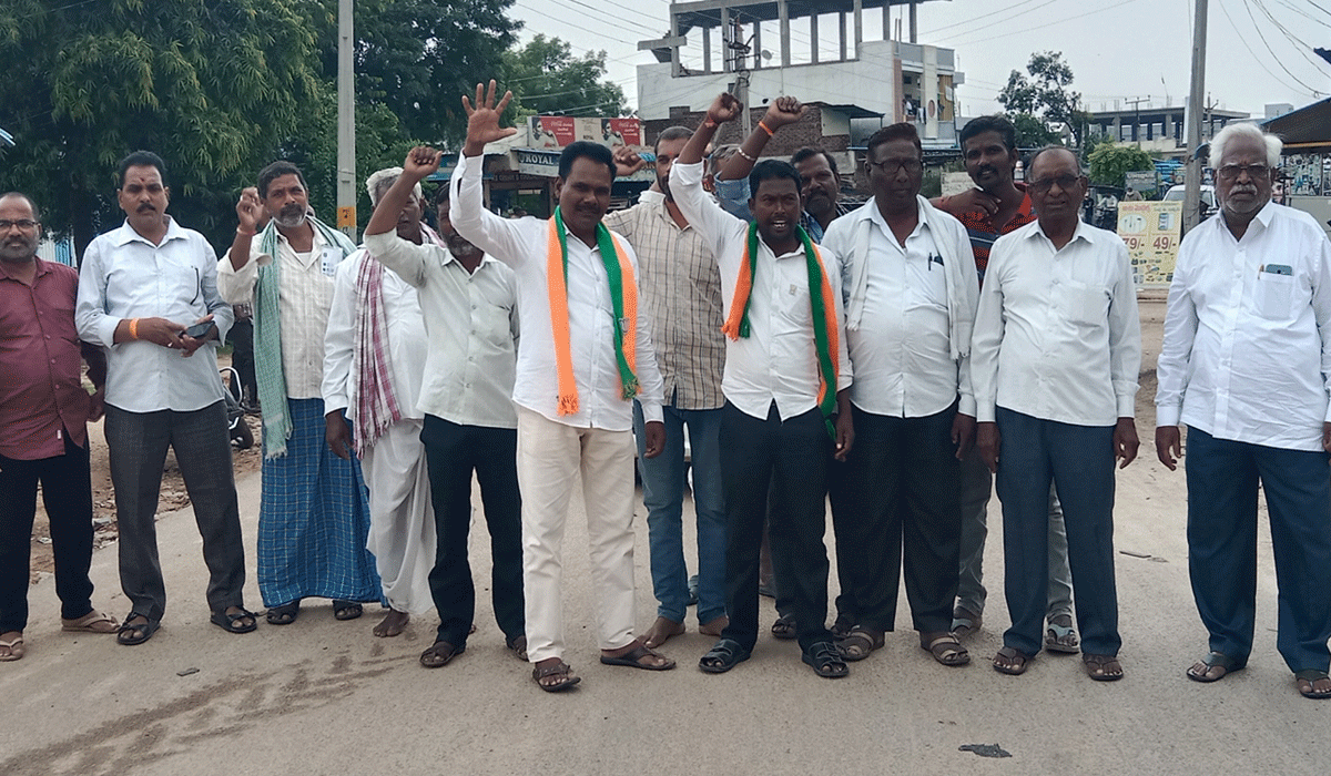 Bonus payment | సన్నవడ్లకు బోనస్ చెల్లించాలని రైతుల ఆందోళన