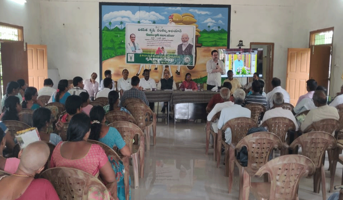 Dairy industries | వ్యవసాయంతో పాటు పాడి పరిశ్రమలపై దృష్టి సారించాలి