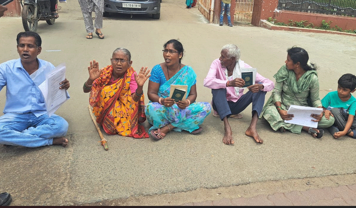 KARIMNAGAR | కలెక్టరమ్మ.. ఆ తహసీల్దార్ బారి నుంచి కాపాడాలని బాధిత కుటుంబాల ఆందోళన